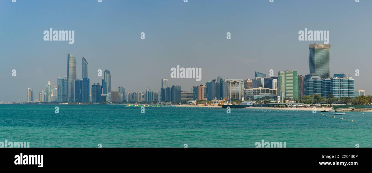 Ein Bild des Al Markaziyah West und anderer Gebäude am Strand von Abu Dhabi. Stockfoto