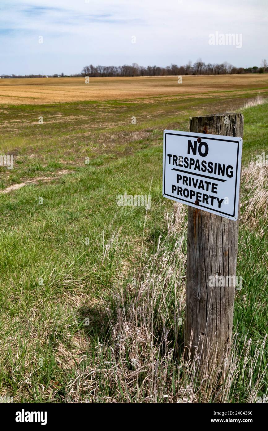 Van Wert, Ohio – Ein Schild mit dem „No Trespassing“ schützt ein Farmfeld im ländlichen Nordwesten von Ohio. Stockfoto