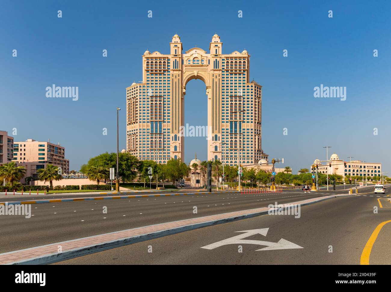 Ein Bild vom Rixos Marina Abu Dhabi Hotel an der Abu Dhabi Breakwater. Stockfoto