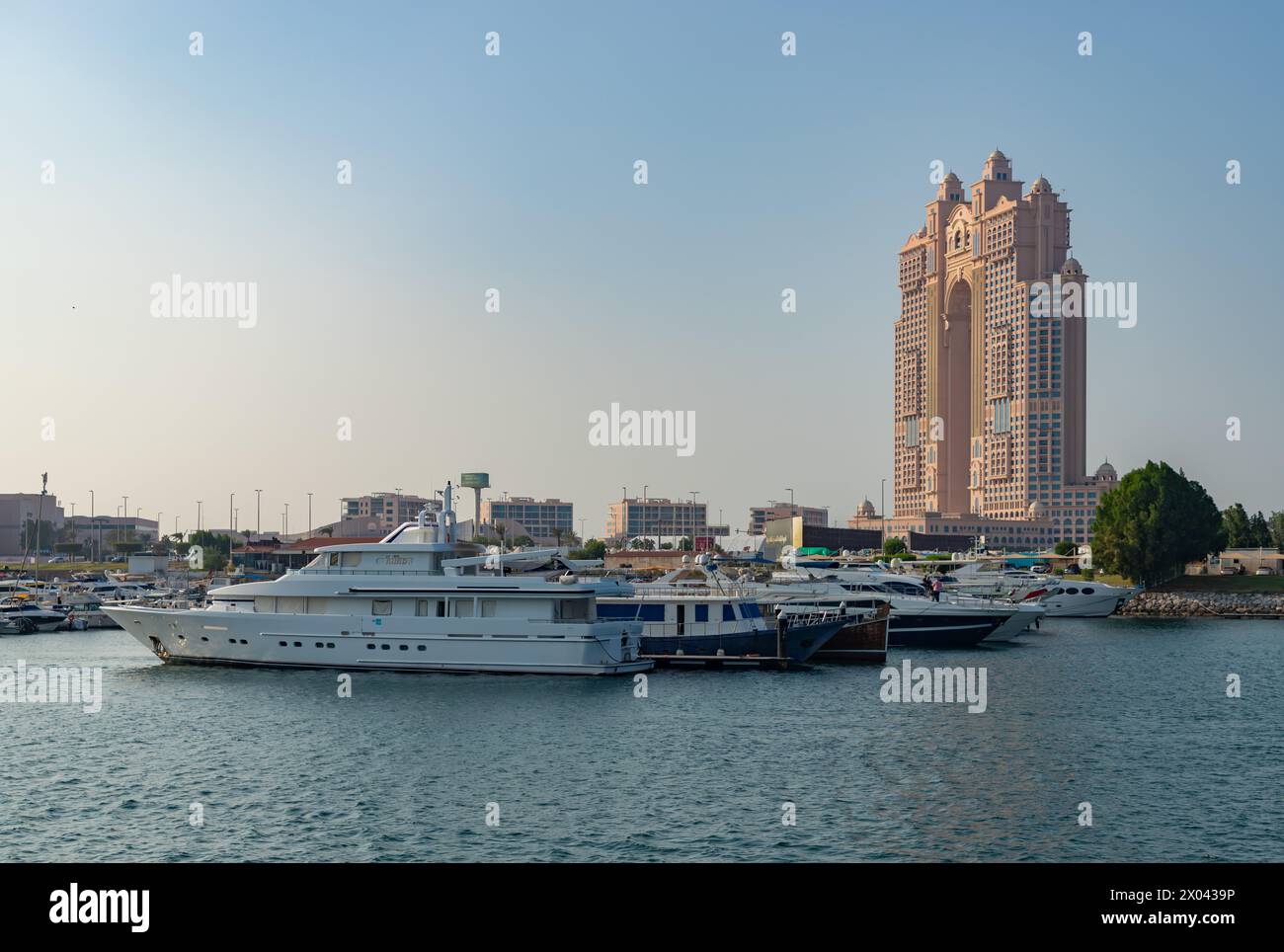 Ein Bild vom Rixos Marina Abu Dhabi Hotel und den Yachten an der Abu Dhabi Marina an der Abu Dhabi Breakwater. Stockfoto