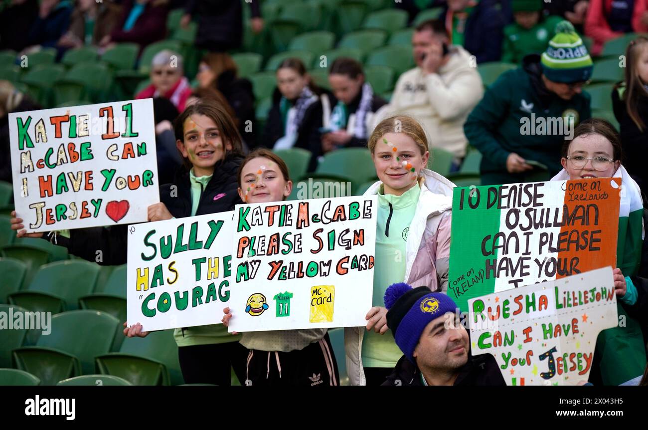 Die Fans der Republik Irland in den Rängen vor der Qualifikationsrunde der UEFA Women's Euro 2025 League A, Gruppe A3 im Aviva Stadium in Dublin. Bilddatum: Dienstag, 9. April 2024. Stockfoto