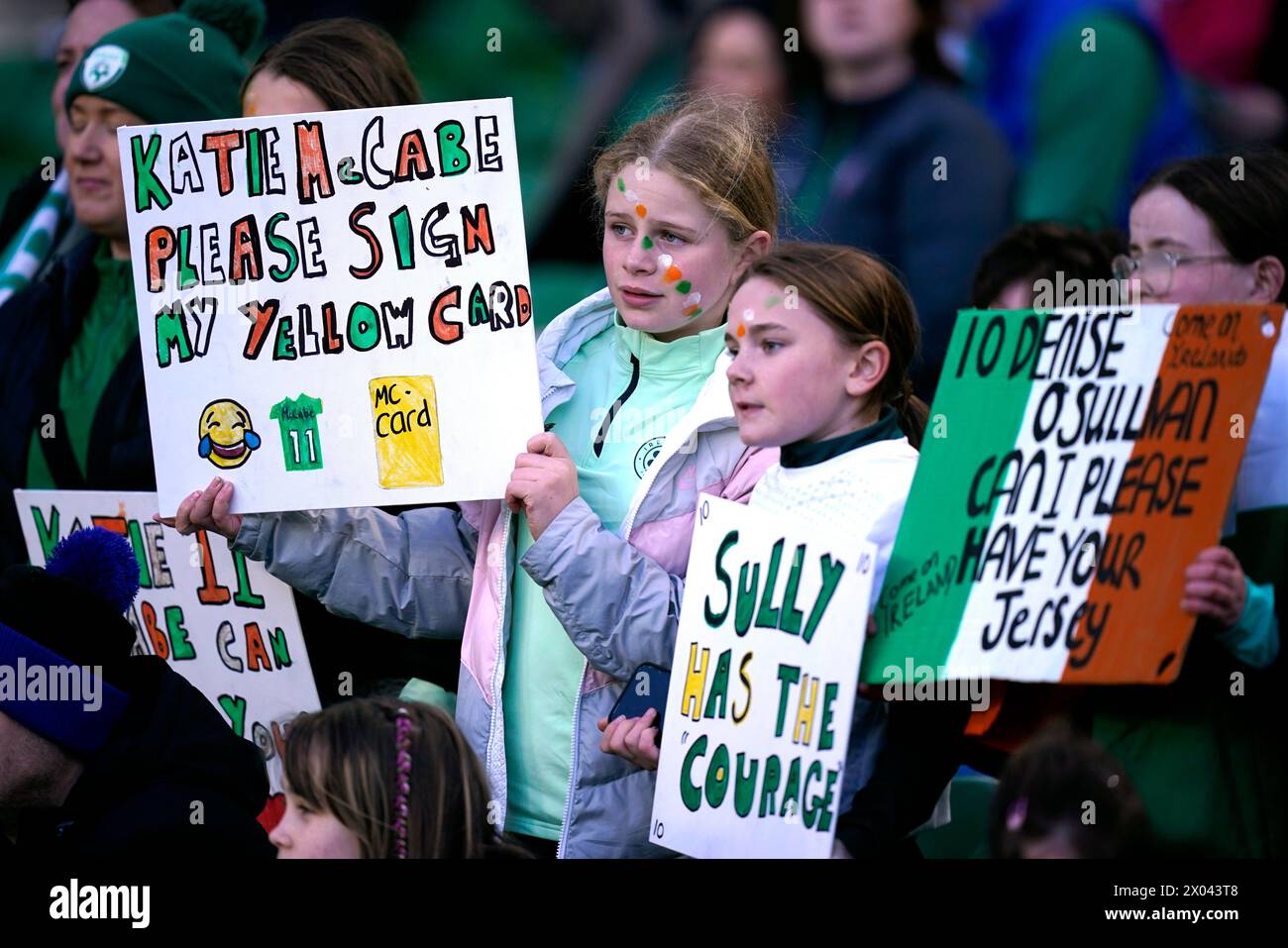 Die Fans der Republik Irland in den Rängen vor der Qualifikationsrunde der UEFA Women's Euro 2025 League A, Gruppe A3 im Aviva Stadium in Dublin. Bilddatum: Dienstag, 9. April 2024. Stockfoto