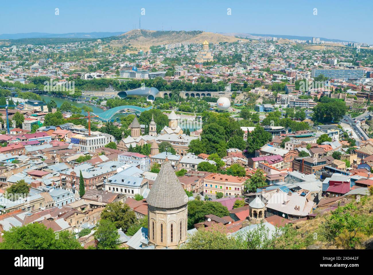 Blick auf die Stadt. Tiflis, Georgien. Sommer Stadtlandschaft, Hintergrund. Sonniger, klarer Tag. Reise. Stockfoto