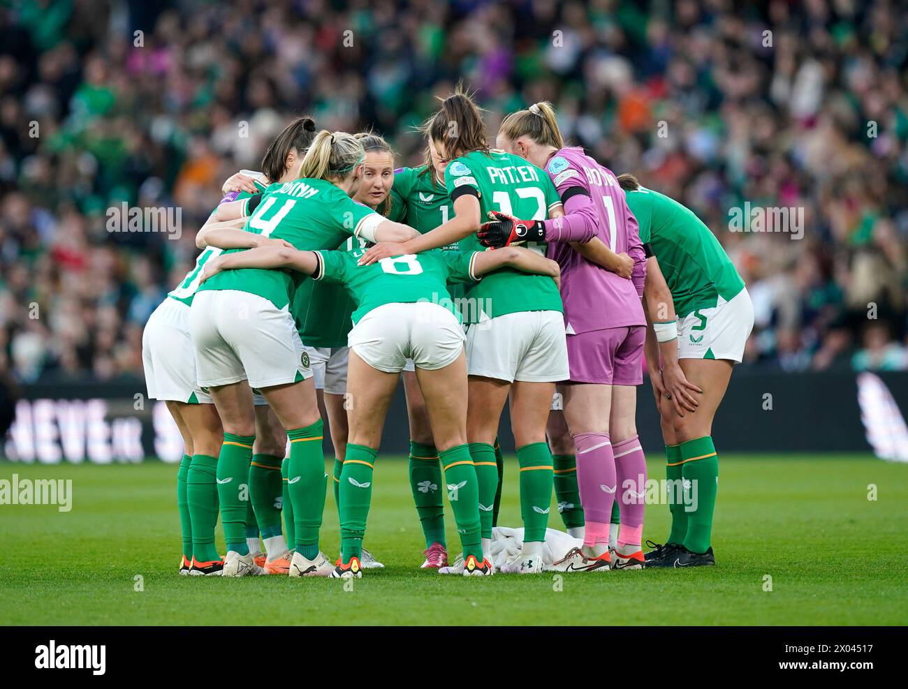 Die Spieler der Republik Irland stehen vor der Qualifikationsrunde der UEFA Women's Euro 2025 League A, Gruppe A3 im Aviva Stadium in Dublin. Bilddatum: Dienstag, 9. April 2024. Stockfoto