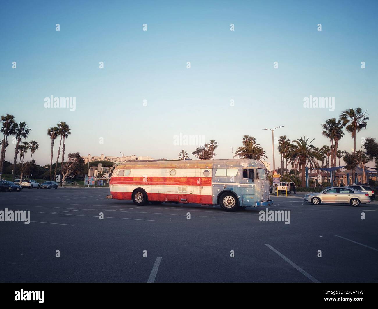 Retro-Foto eines Oldtimer-Busses, gemalt mit amerikanischer Flagge in Kalifornien Stockfoto