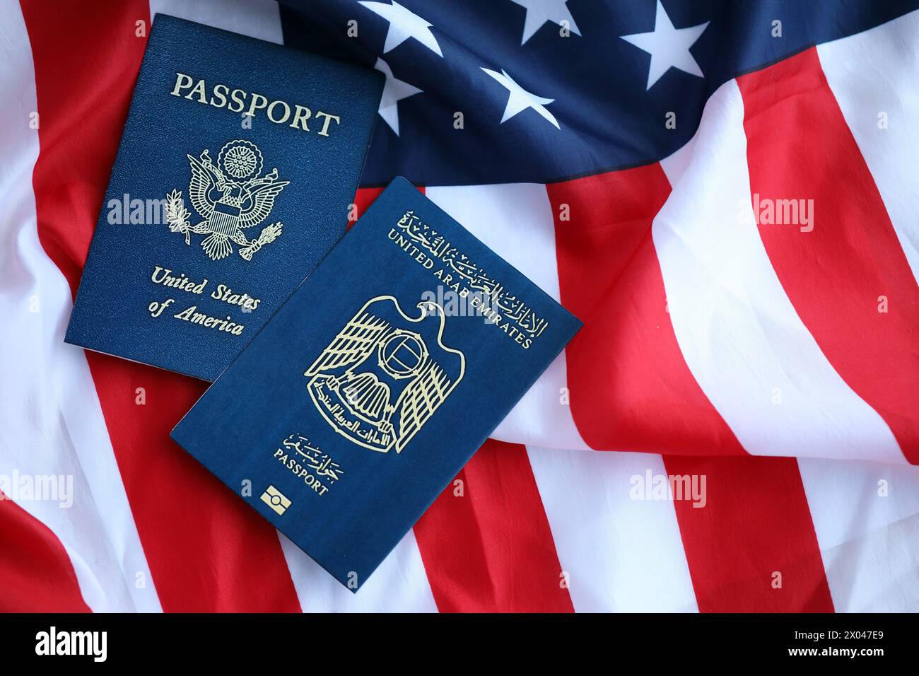 Pass der Vereinigten Arabischen Emirate mit US Pass auf Vereinigte Staaten von Amerika gefaltete Flagge aus nächster Nähe Stockfoto