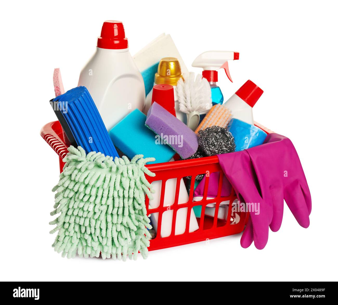 Verschiedene Reinigungsprodukte in Kunststoffkorb isoliert auf weiß Stockfoto