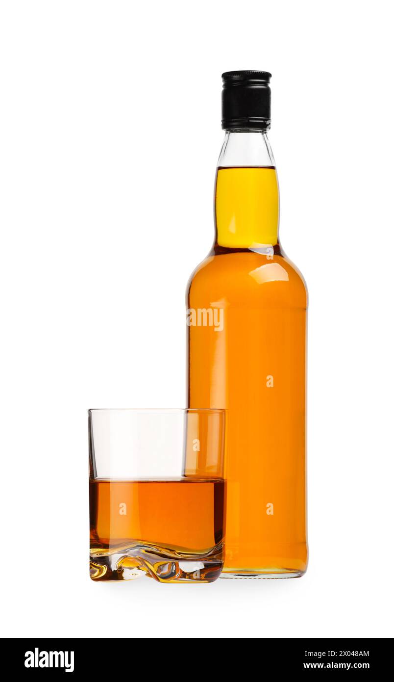 Glas und Flasche Whiskey isoliert auf weiß Stockfoto