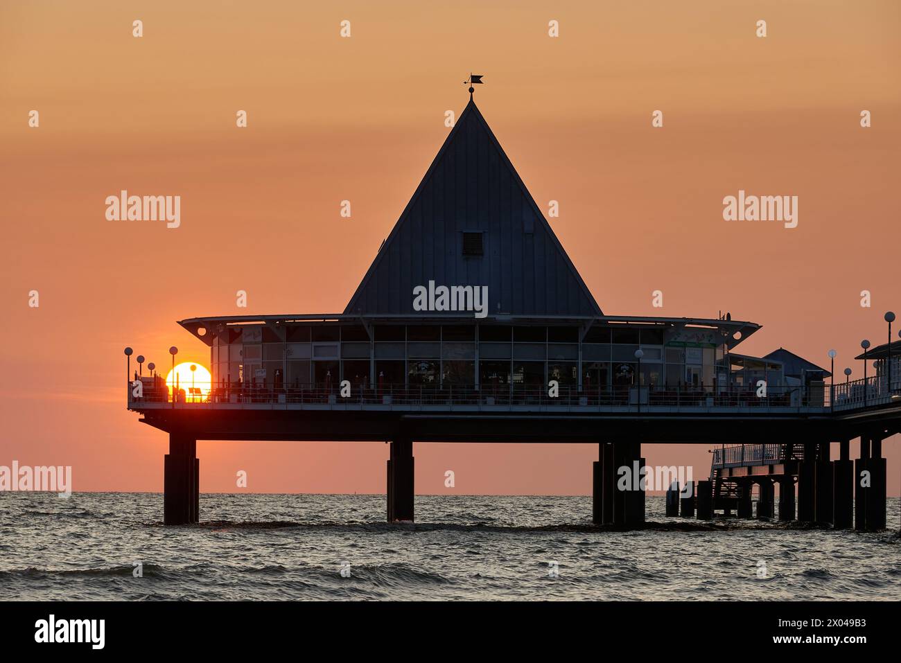 pier von Heringsdorf auf der deutschen insel Usedom im Sonnenaufgangslicht Stockfoto