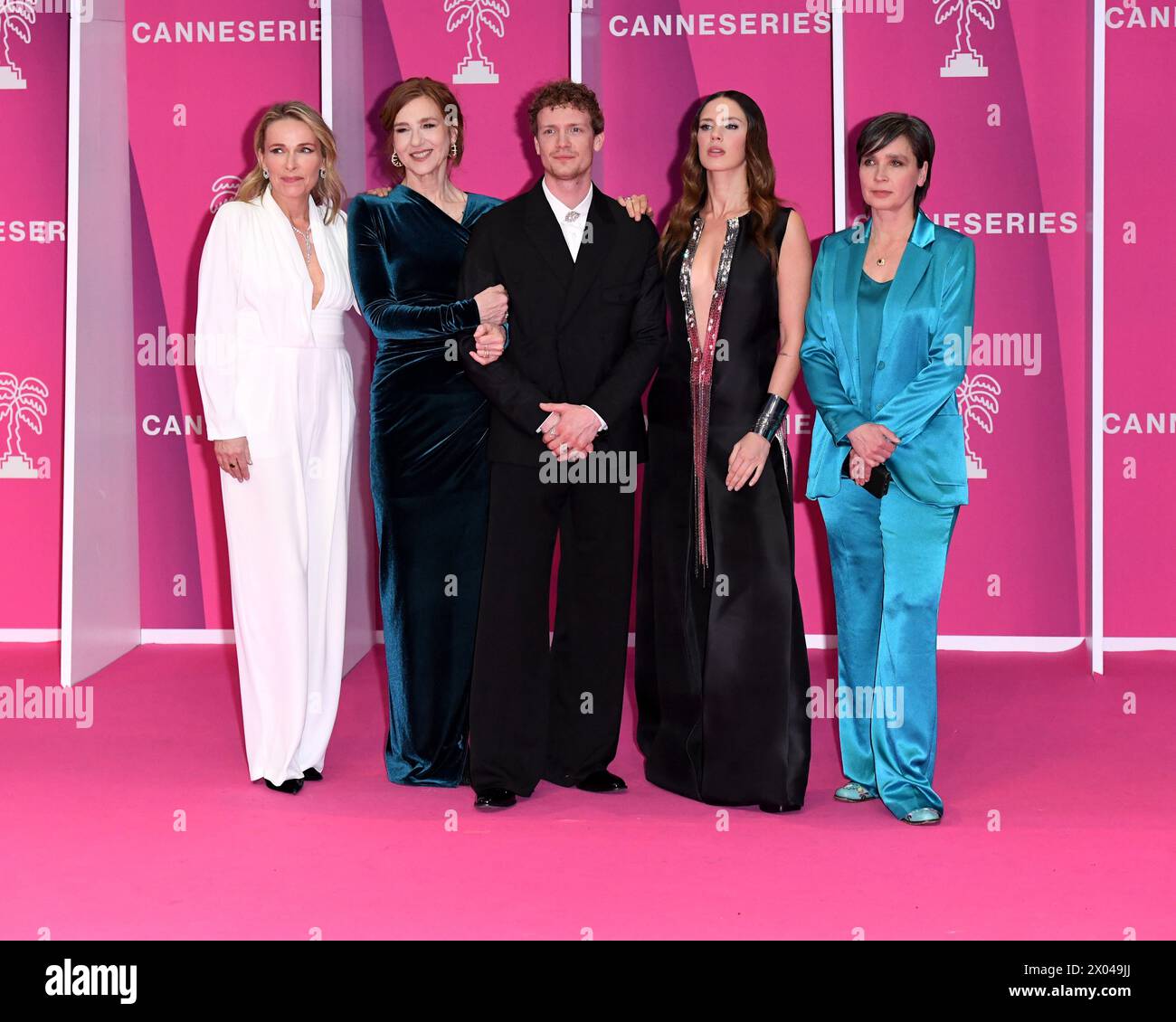 Cannes, Frankreich. April 2024. Cannes - 7. Internationales Canneseries Festival - Rosa Teppich - : Tag fünf - Martijn Lakemeier, Delfina Chaves, Elsie de Brauw, Saskia Diesing Credit: Unabhängige Fotoagentur/Alamy Live News Stockfoto
