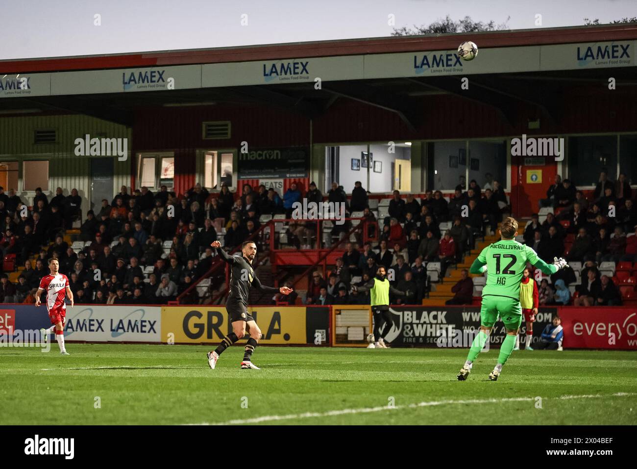 Adam Phillips aus Barnsley lobt Craig MacGillivray aus Stevenage, um ein Tor zu erzielen und es 0-1 während des Sky Bet League 1 Matches Stevenage gegen Barnsley im Lamex Stadium, Stevenage, Großbritannien, 9. April 2024 (Foto: Mark Cosgrove/News Images) Stockfoto