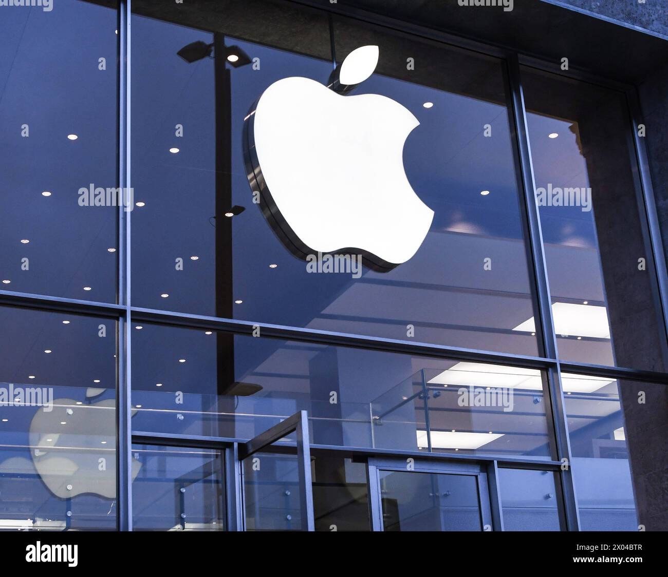 Apple-Logo an der Aussenfassade des Apple-Stores am Jungfernstieg in Hamburg. Foto:Winfried Rothermel *** Apple Logo an der Außenfassade des Apple Store am Jungfernstieg in Hamburg Foto Winfried Rothermel Stockfoto