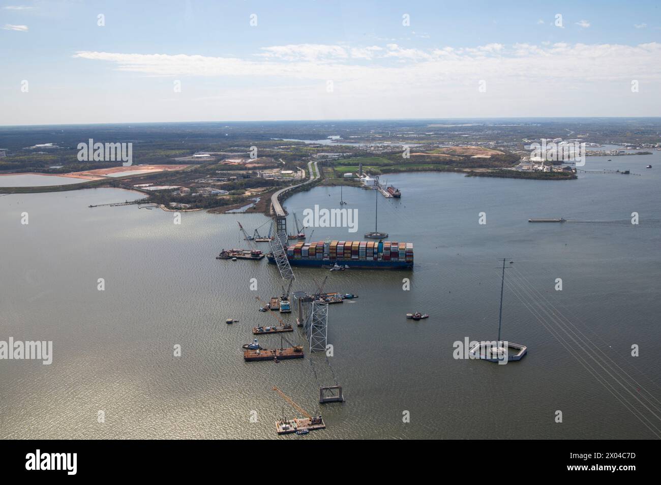 Ein Luftbild der United Command Response Operation in Baltimore, Maryland am 9. April 2024. Die wichtigsten Prioritäten der Vereinten Kommandozentrale sind die Gewährleistung der Sicherheit der Öffentlichkeit und der Ersthelfer, die Verantwortung für vermisste Personen, die sichere Wiederherstellung der Verkehrsinfrastruktur und des Handels, der Umweltschutz und die Unterstützung der Ermittlungen. (Foto der US-Küstenwache von Petty Officer 2nd Class Alejandro Rivera) Stockfoto