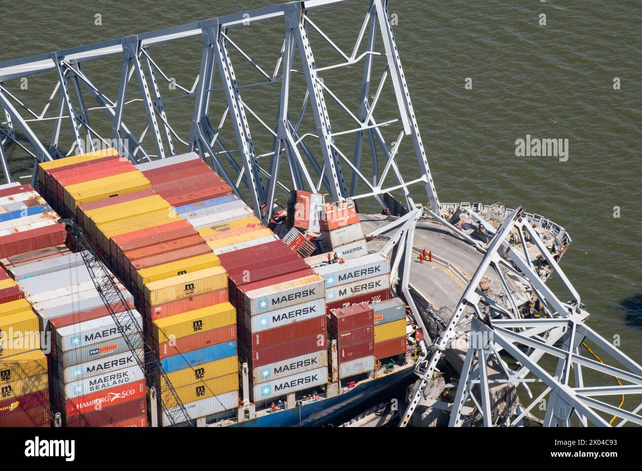 Ein Luftbild der United Command Response Operation in Baltimore, Maryland am 9. April 2024. Die wichtigsten Prioritäten der Vereinten Kommandozentrale sind die Gewährleistung der Sicherheit der Öffentlichkeit und der Ersthelfer, die Verantwortung für vermisste Personen, die sichere Wiederherstellung der Verkehrsinfrastruktur und des Handels, der Umweltschutz und die Unterstützung der Ermittlungen. (Foto der US-Küstenwache von Petty Officer 2nd Class Alejandro Rivera) Stockfoto