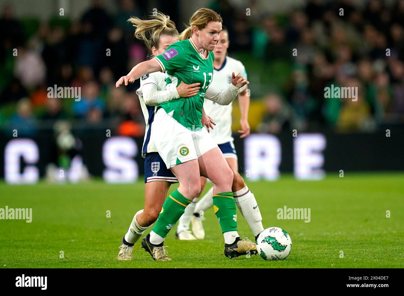 Die Engländerin Lauren Hanf zieht in der Qualifikationsrunde der UEFA Women's Euro 2025 League A, Gruppe A3 im Aviva Stadium in Dublin zurück auf die irische Aoife Mannion. Bilddatum: Dienstag, 9. April 2024. Stockfoto