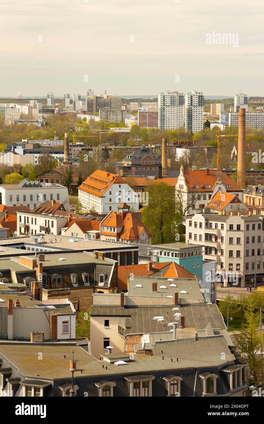 Blick von der Marktkirche mit Doppeltürmen über die Stadt Halle in Sachsen-Anhalt Stockfoto