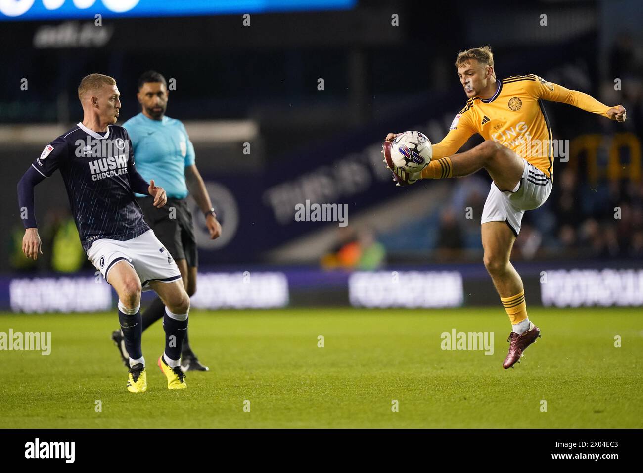 London, Großbritannien. April 2024. Kiernan Dewsbury-Hall aus Leicester City während des Skispiels Millwall FC gegen Leicester City FC SKY Bet EFL Championship Match in den, London, England, Großbritannien am 9. April 2024 Credit: Every Second Media/Alamy Live News Stockfoto