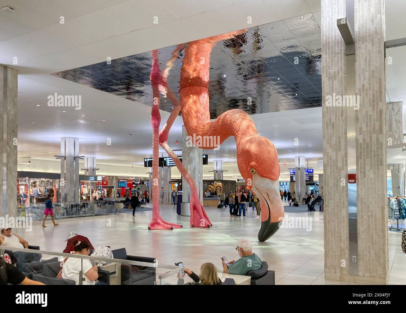 Tampa Florida USA, die riesige rosa Flamingostatue „Phoebe“ des internationalen Flughafens Tampa Stockfoto