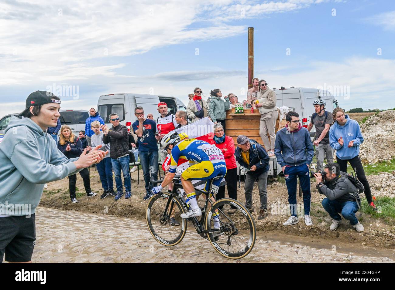 DYLAN VANDENSTORME im Pave de la Croix blanche et du Blocus in Mons-en-Pevele, dargestellt während des Männer-Elite-Rennens des Radsports Paris-Roubaix, 260 km von Compiegne nach Roubaix, Frankreich , am Montag, den 7. April 2024 in Mons-en-Pevele , Frankreich . FOTO SPORTPIX | Stijn Audooren Stockfoto