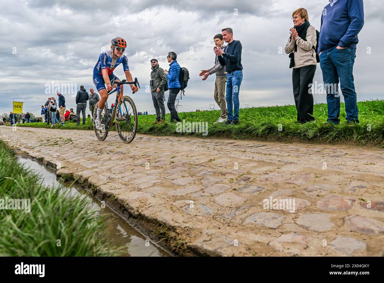 Mons En Pevele, Frankreich. April 2024. ANDERS FOLDAGER in der Pave de la Croix blanche et du Blocus in Mons-en-Pevele, dargestellt während des Männer-Elite-Rennens des Radrennens Paris-Roubaix, 260 km von Compiegne nach Roubaix, Frankreich, am Montag, den 7. April 2024 in Mons-en-Pevele, Frankreich. Quelle: Sportpix/Alamy Live News Stockfoto