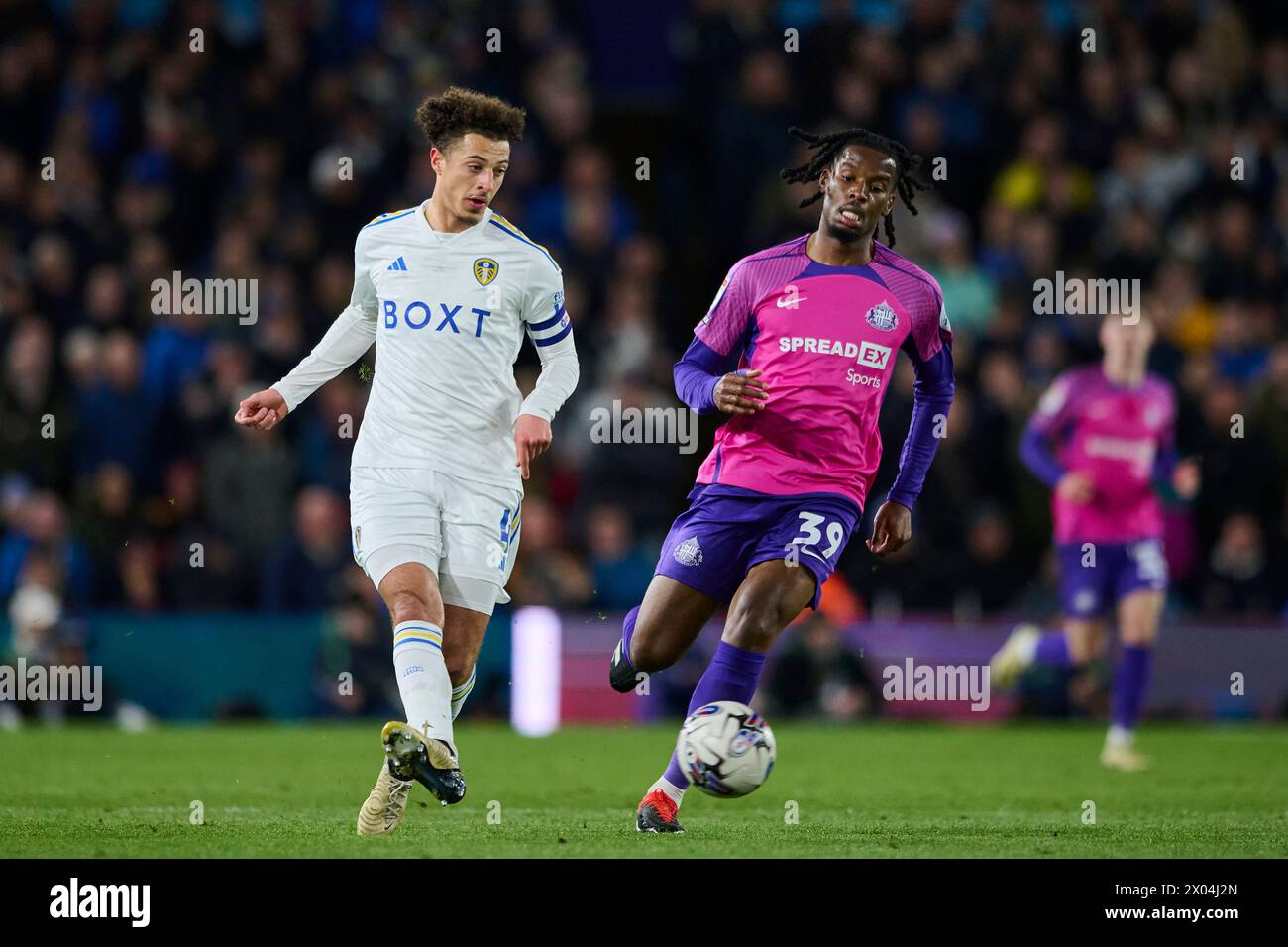 LEEDS, ENGLAND – 9. APRIL: Ethan Ampadu, defensives Mittelfeld von Leeds United, tritt am 9. April 2024 im Elland Road Stadium in Leeds, England, um den Ball an. (Foto Von Francisco Macia/Foto-Player-Bilder) Stockfoto