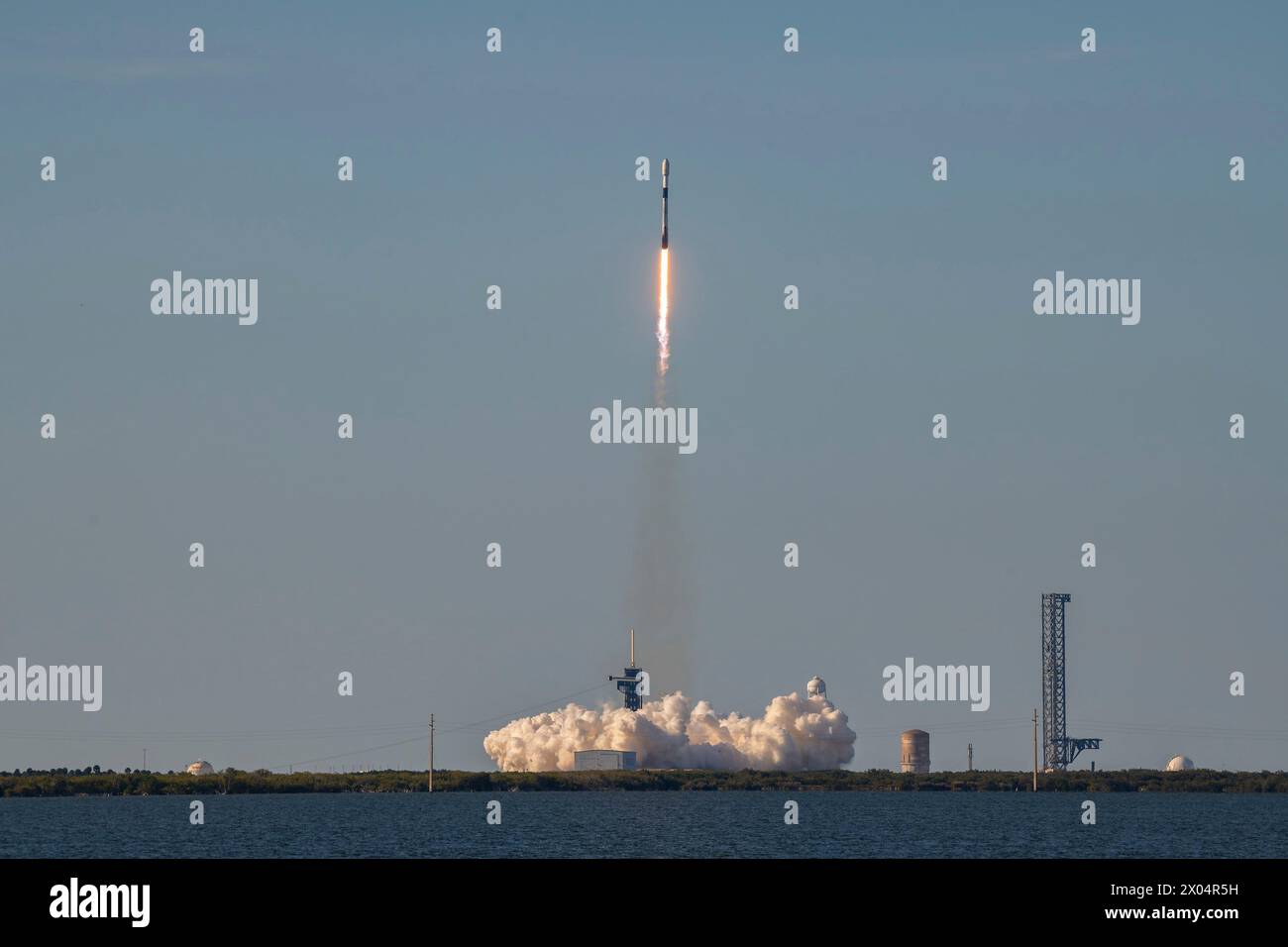 Cape Canaveral, Vereinigte Staaten von Amerika. 30. März 2024. Eine SpaceX Falcon 9-Rakete explodiert in den Himmel, die die Mission Eutelsat 36D vom Launch Complex 39A auf der Cape Canaveral Space Force Station am 30. März 2024 in Cape Canaveral, Florida, in Richtung geostationärer Umlaufbahn transportiert. Quelle: Joshua Conti/US Space Force/Alamy Live News Stockfoto