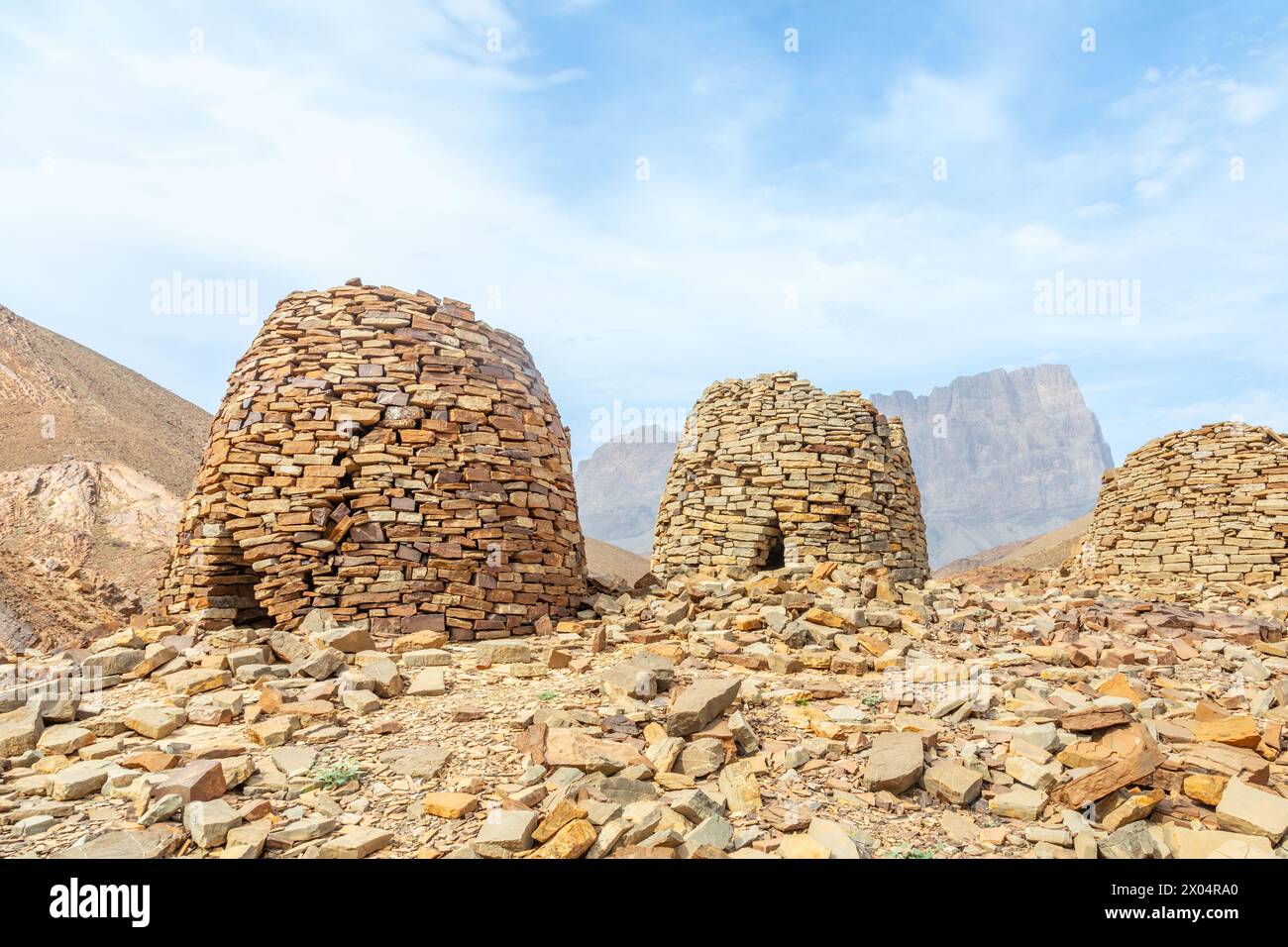 Alte Steingräber mit Berg Jebel Misht im Hintergrund, archäologische Stätte in der Nähe von al-Ayn, Sultanat Oman Stockfoto