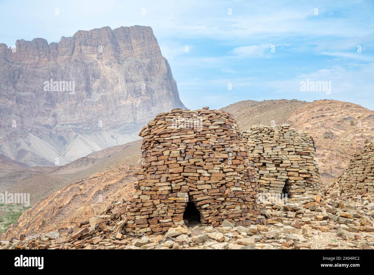 Alte Steingräber mit Berg Jebel Misht im Hintergrund, archäologische Stätte in der Nähe von al-Ayn, Sultanat Oman Stockfoto