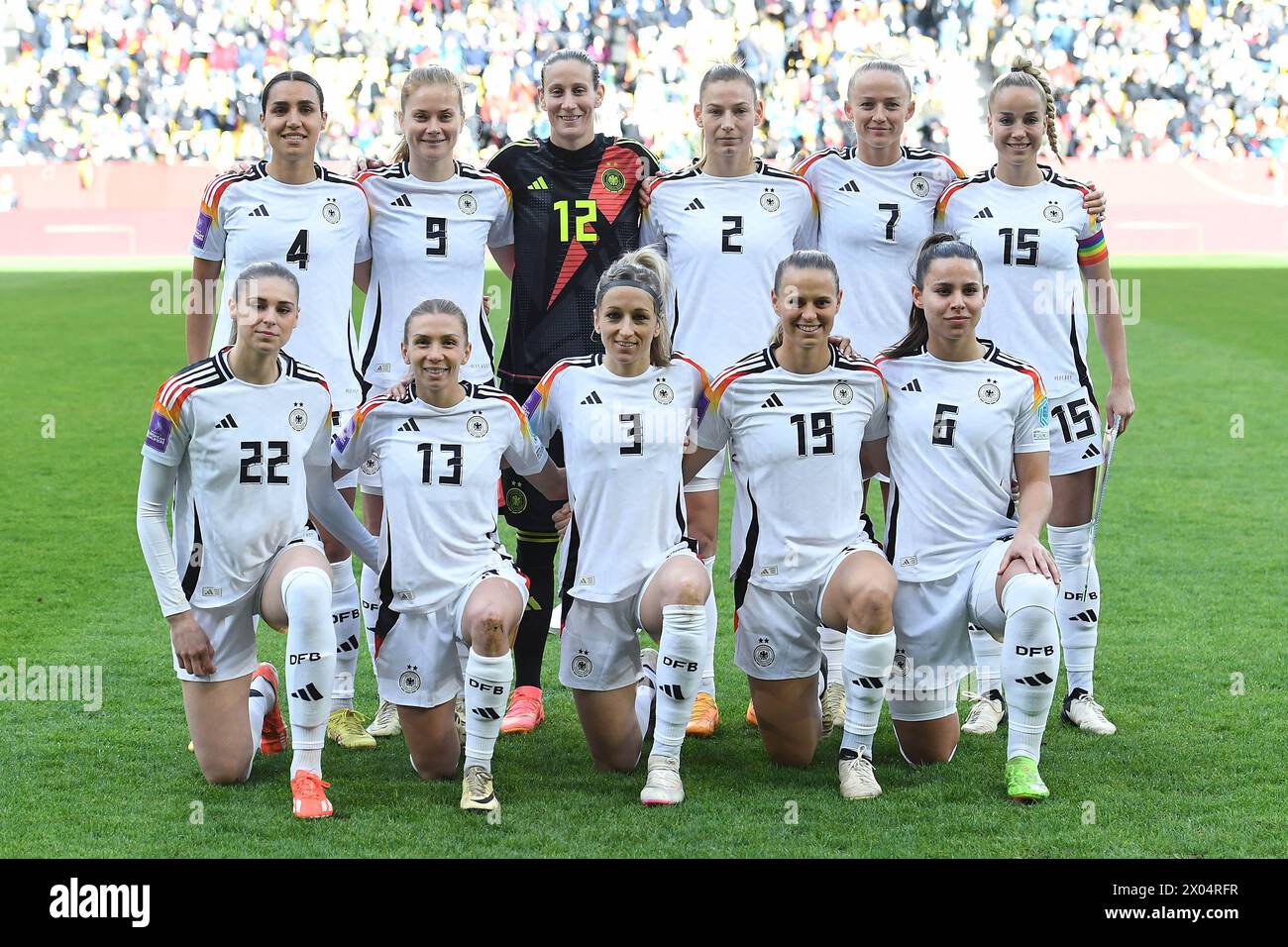 Fussball Frauen Laenderspiel Deutschland - Island am 09.04.2024 auf dem Tivoli in Aachen Mannschaftsfoto / Teamfoto Deutschland Hintere Reihe v.l.n.r.: Bibiane Schulze ( Deutschland ) - Sjoeke Nuesken ( Deutschland ) - Ann-Katrin Berger ( Deutschland ) - Sarai Linder ( Deutschland ) - Lea Schueller ( Deutschland ) - Giulia Gwinn ( Deutschland ) Vordere Reihe v.l.n.r.: Jule Brand ( Deutschland ) - Elisa Senss ( Deutschland ) - Kathrin Hendrich ( Deutschland ) - Klara Buehl ( Deutschland ) - Lena Sophie Oberdorf ( Deutschland ) DFB-Vorschriften verbieten die Verwendung von Fotografien als Bildsequenzierung Stockfoto