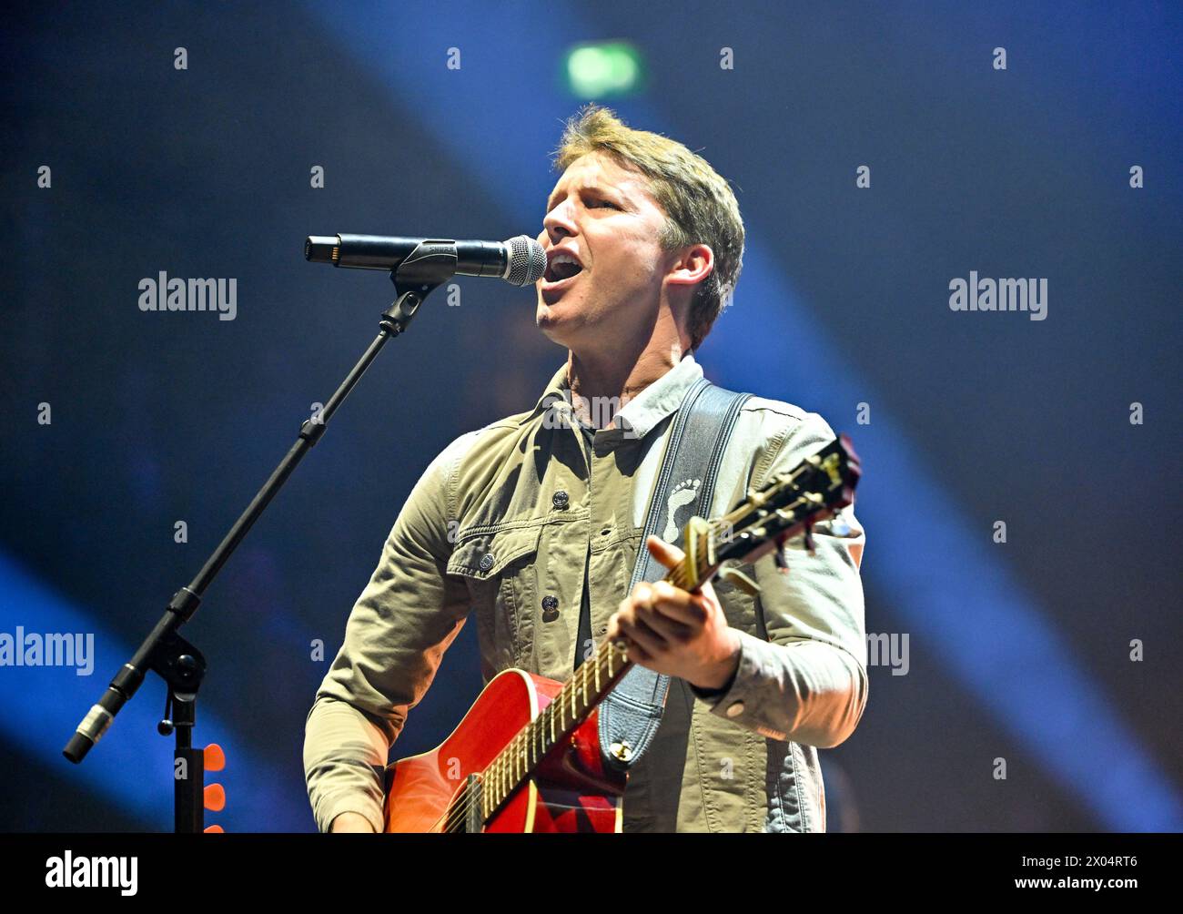 London, Großbritannien. April 2024. James Blunt trat 2024 während seiner „Who We Used to Be“ World Tour in der Royal Albert Hall in London auf. Quelle: LFP/Alamy Live News Stockfoto