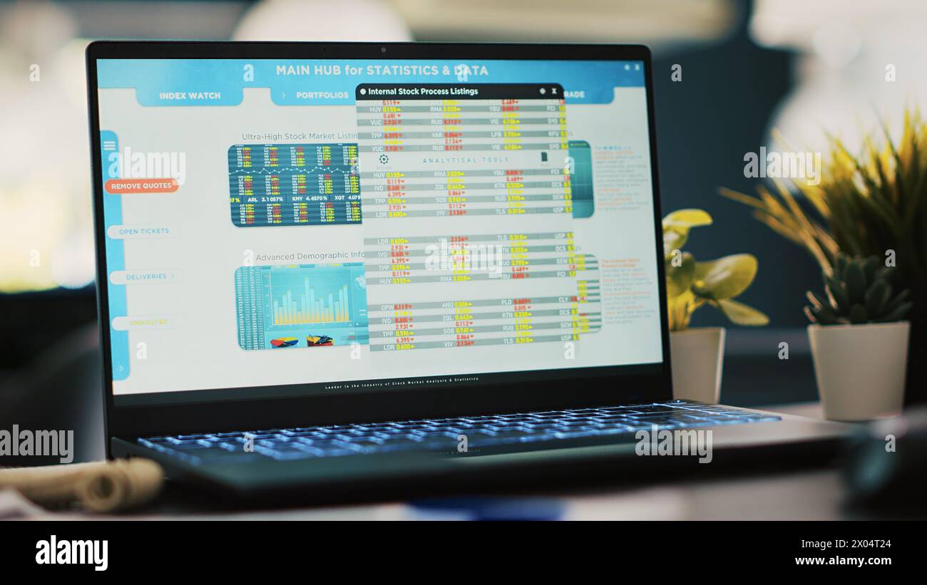 Notebook-Bildschirm mit Börsendaten, die im Büro gesammelt wurden, um Handelsstrategien und Algorithmen zu entwickeln, Nahaufnahme. Laptop am Schreibtisch am Arbeitsplatz des Unternehmens mit Handelsplattform Stockfoto