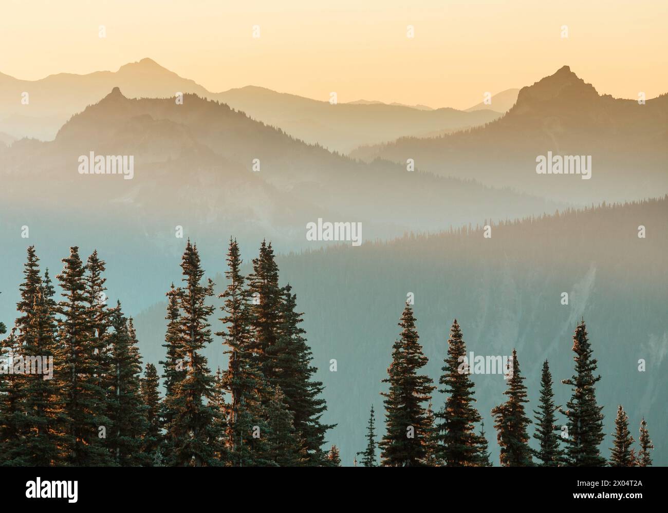 Landschaftlich schöner Sonnenuntergang in den Bergen. Schöner natürlicher Hintergrund. Stockfoto