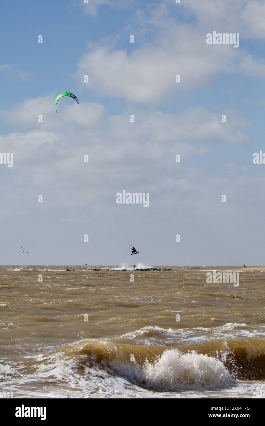 Windsurfer genießen die Elemente im Martello Bay Clacton on Sea. Stockfoto