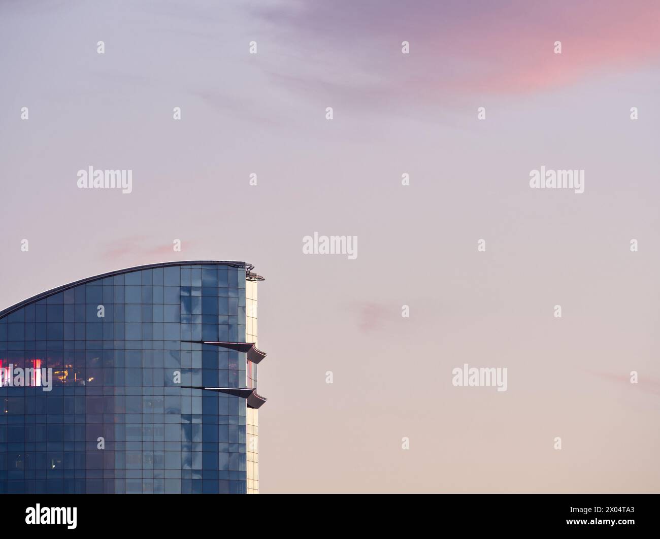 Architekturgebäude mit Sonnenuntergang als Hintergrund Stockfoto