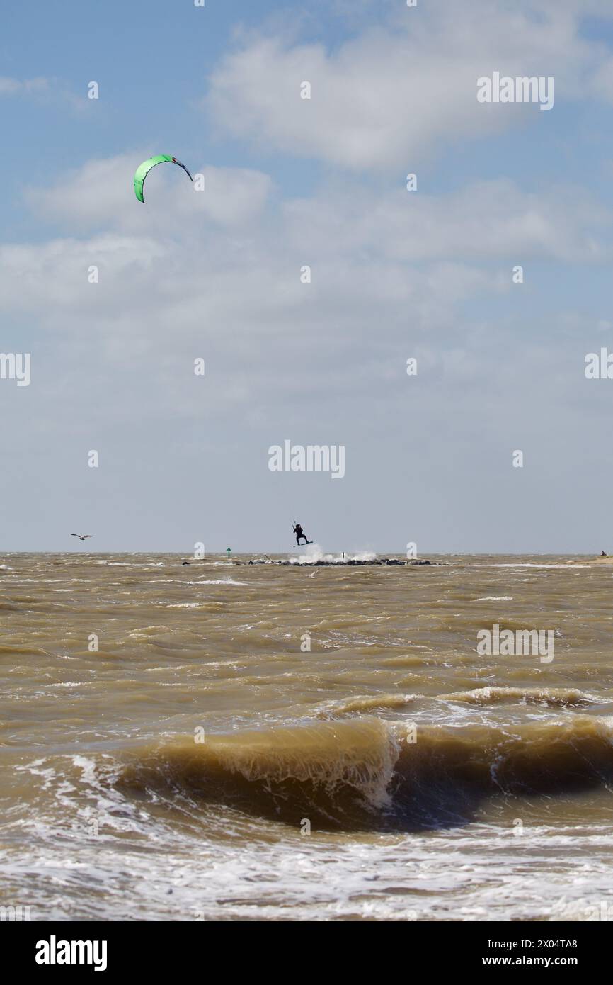 Windsurfer genießen die Elemente im Martello Bay Clacton on Sea. Stockfoto