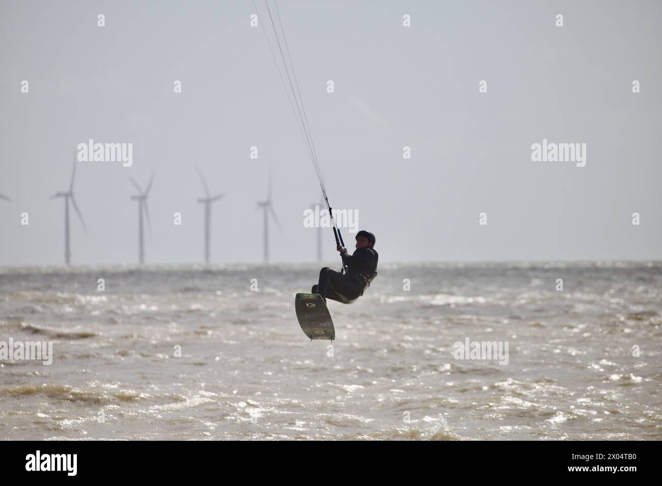 Windsurfer genießen die Elemente im Martello Bay Clacton on Sea. Stockfoto