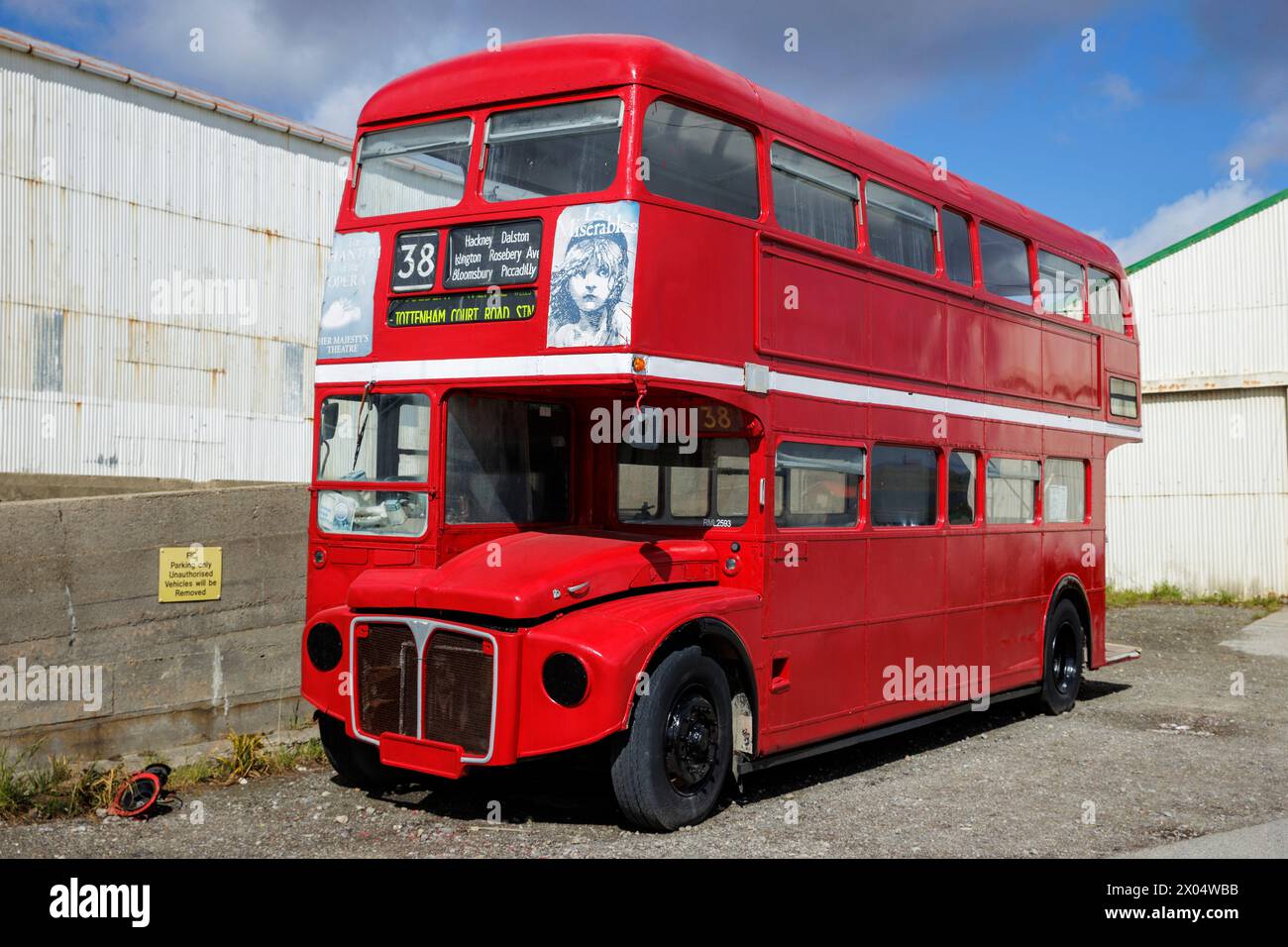 Red London Bus, Routemaster, Stanley, Falklandinseln, Samstag, Dezember 2023. Foto: David Rowland / One-Image.com Stockfoto