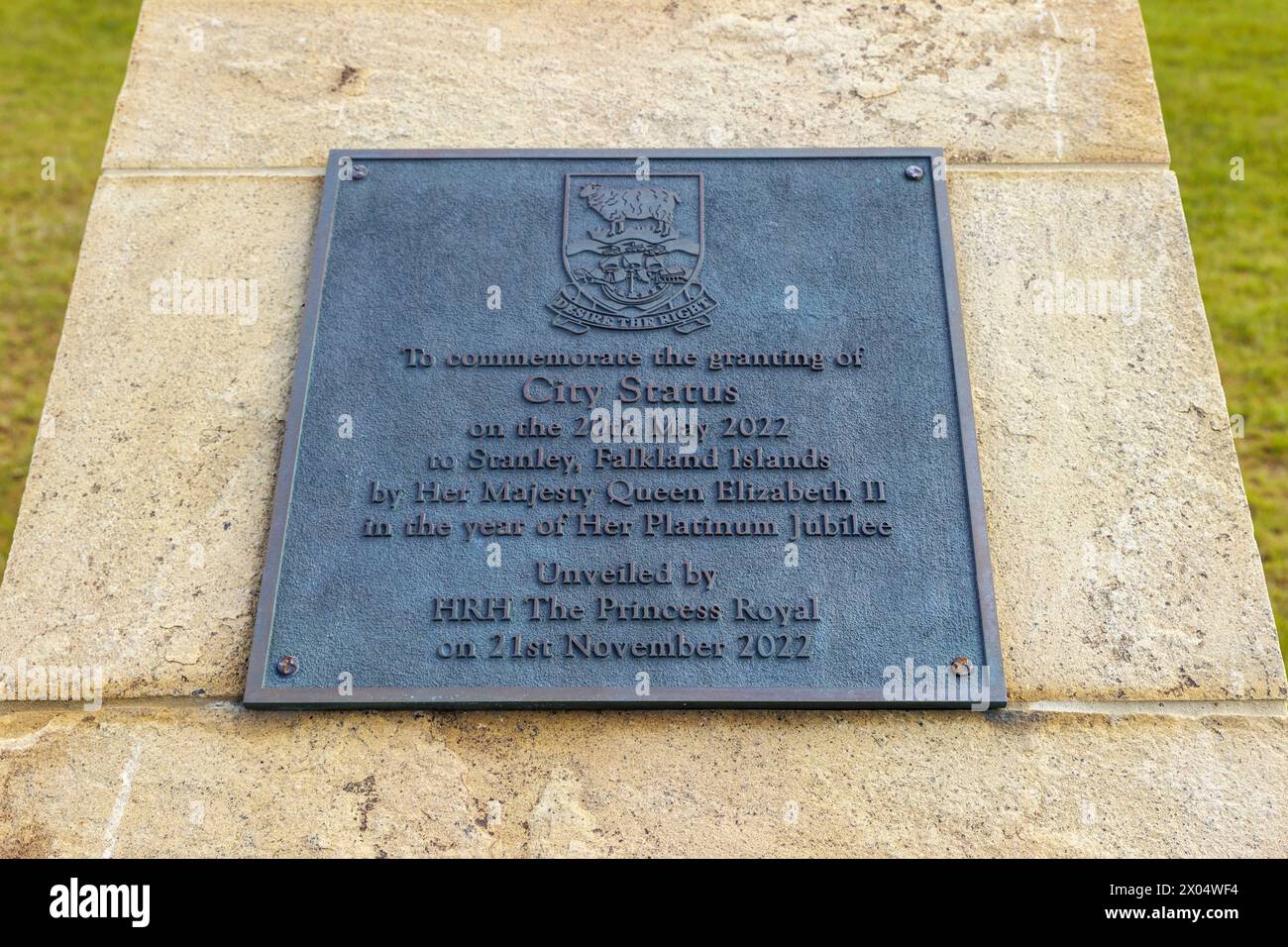 Gedenktafel zur Anerkennung des Status der Stadt, Stanley, Falklandinseln, Samstag, 02. Dezember, 2023. Foto: David Rowland / One-Image.com Stockfoto