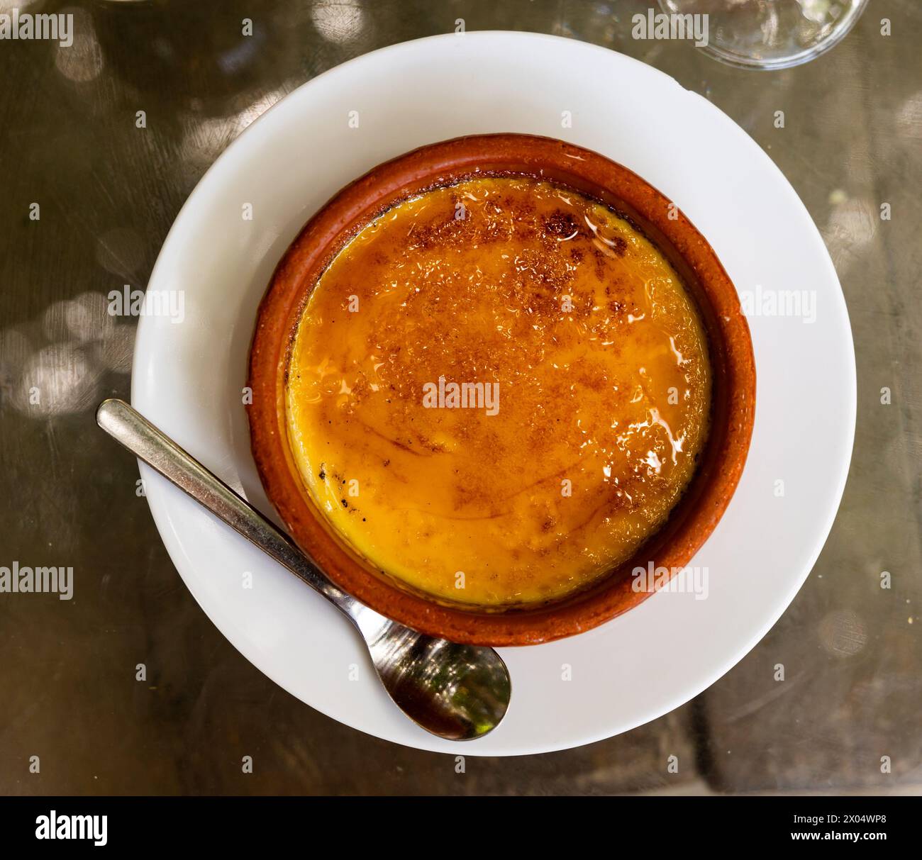 Zarte Crema catalana mit Karamellkruste in Tonschüssel Stockfoto
