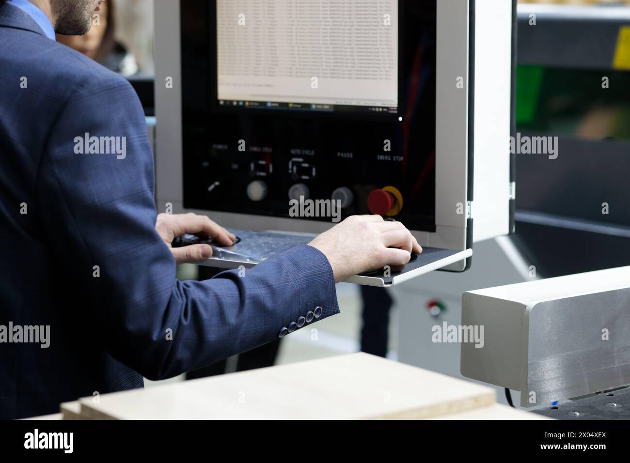 Techniker, der mit Computern in automatisierten Industrieanlagen arbeitet. Selektiver Fokus. Stockfoto