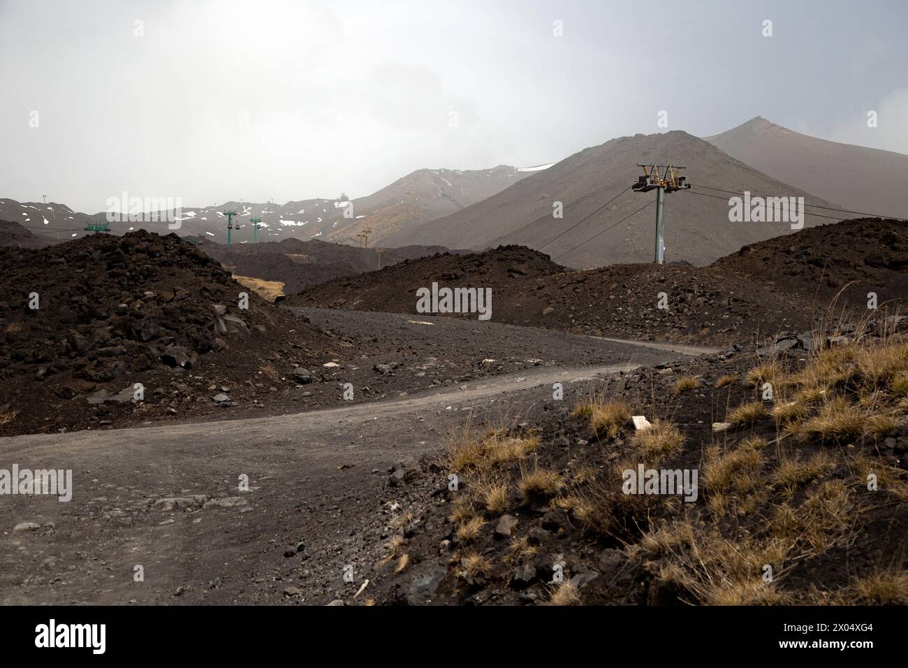 Die Landschaft entlang der Straßen des Mt. Der Ätna spiegelt die vielfältigen Eruptionen und den Lavastrom und einige der sich erholenden Vegetation wider. Stockfoto