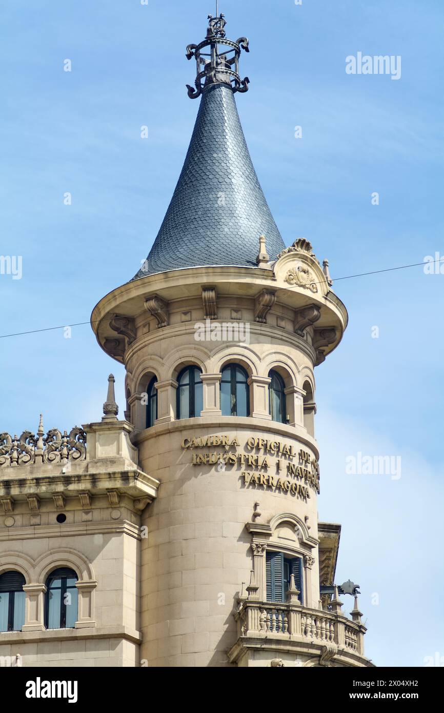 Tarragona, Spanien - 7. April 2024: Der Handelsturm Tarragona zeigt das Engagement der Stadt für Industrie und Schifffahrt mit detaillierten architektonischen Details Stockfoto