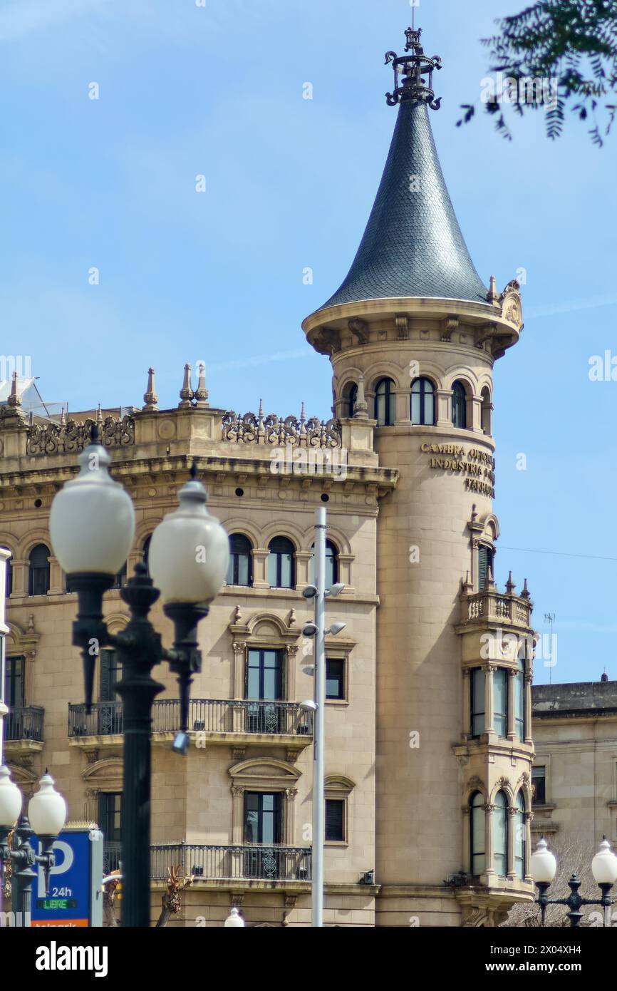 Tarragona, Spanien - 7. April 2024: Dieser Turm ist ein Zeugnis für die reiche Handelsgeschichte Tarragonas und zeigt kunstvolle Entwürfe, die von vergangener wirtschaftlicher Tri sprechen Stockfoto