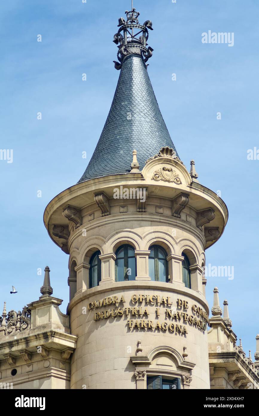 Der Turm der Handelskammer in Tarragona ist ein historisches Symbol des Handels, mit aufwändigen Schnitzereien vor einem blauen Himmel. Stockfoto