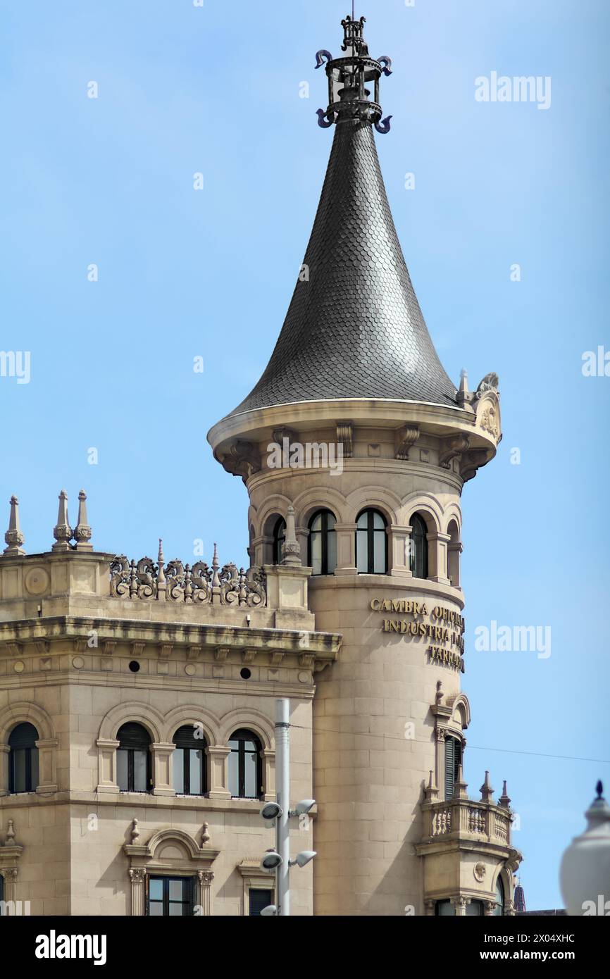 Tarragona, Spanien - 7. April 2024 im Herzen von Tarragona erhebt sich der Turm der Handelskammer, der historische Bedeutung mit architektonischer Bedeutung verbindet Stockfoto