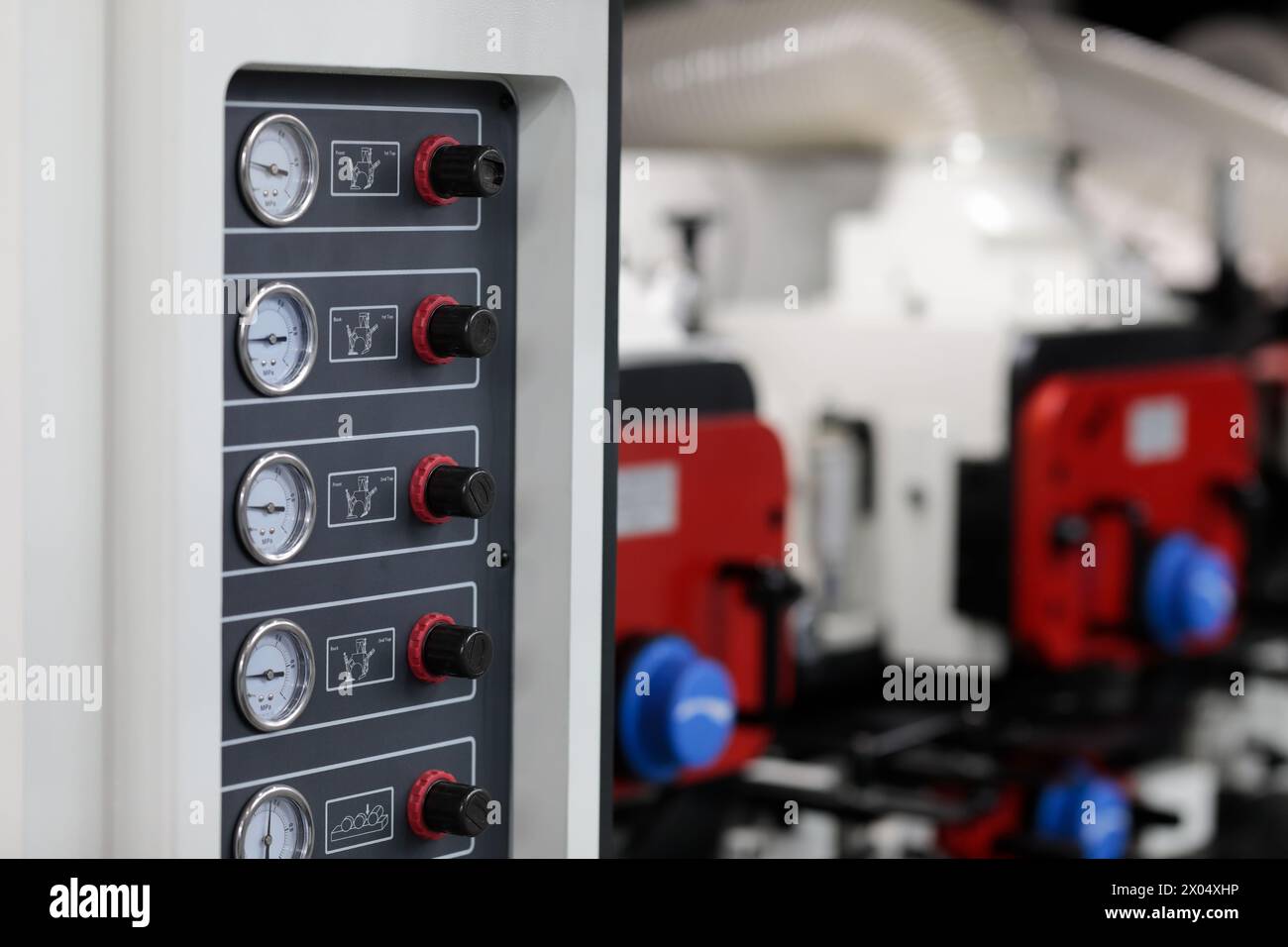 Manometer und Regler an der Bedienkonsole von Industriemaschinen. Selektiver Fokus. Stockfoto