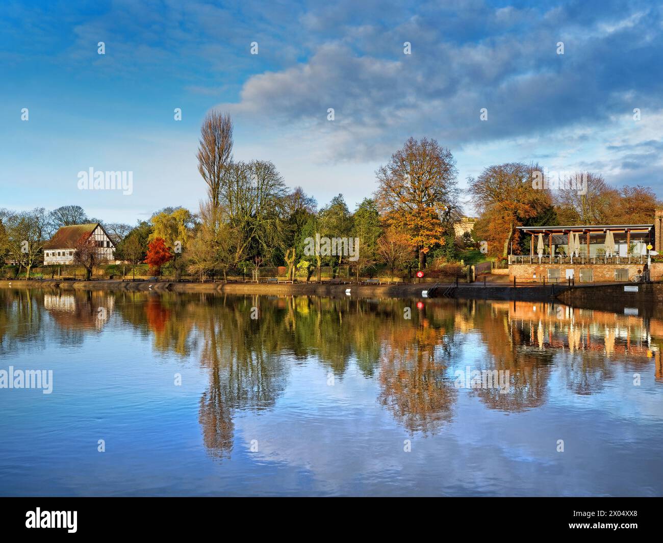 Großbritannien, North Yorkshire, York, Museum Gardens und das Hospitium neben dem Fluss Ouse. Stockfoto