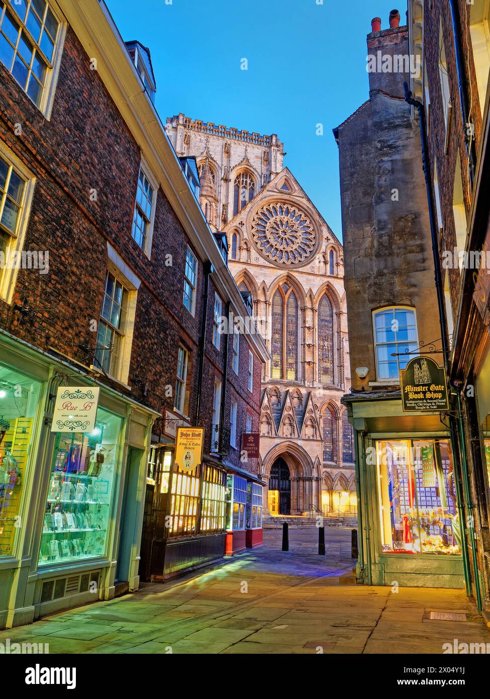 UK, North Yorkshire, York, Minster Gates mit York Minster Central Tower und Rosenfenster im Hintergrund. Stockfoto