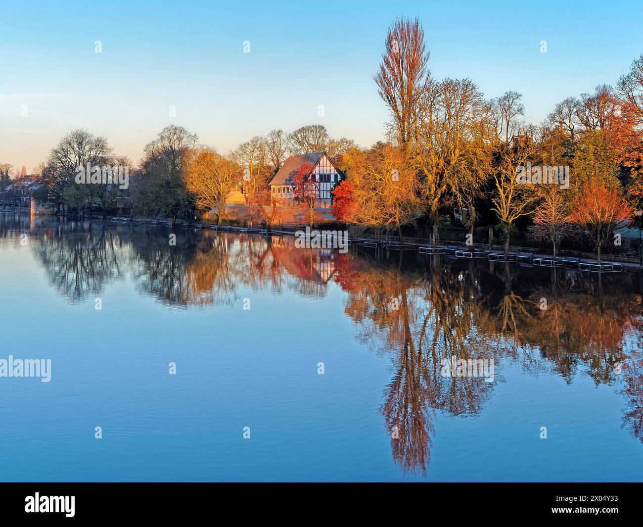 Großbritannien, North Yorkshire, York, Museum Gardens und das Hospitium neben dem Fluss Ouse. Stockfoto
