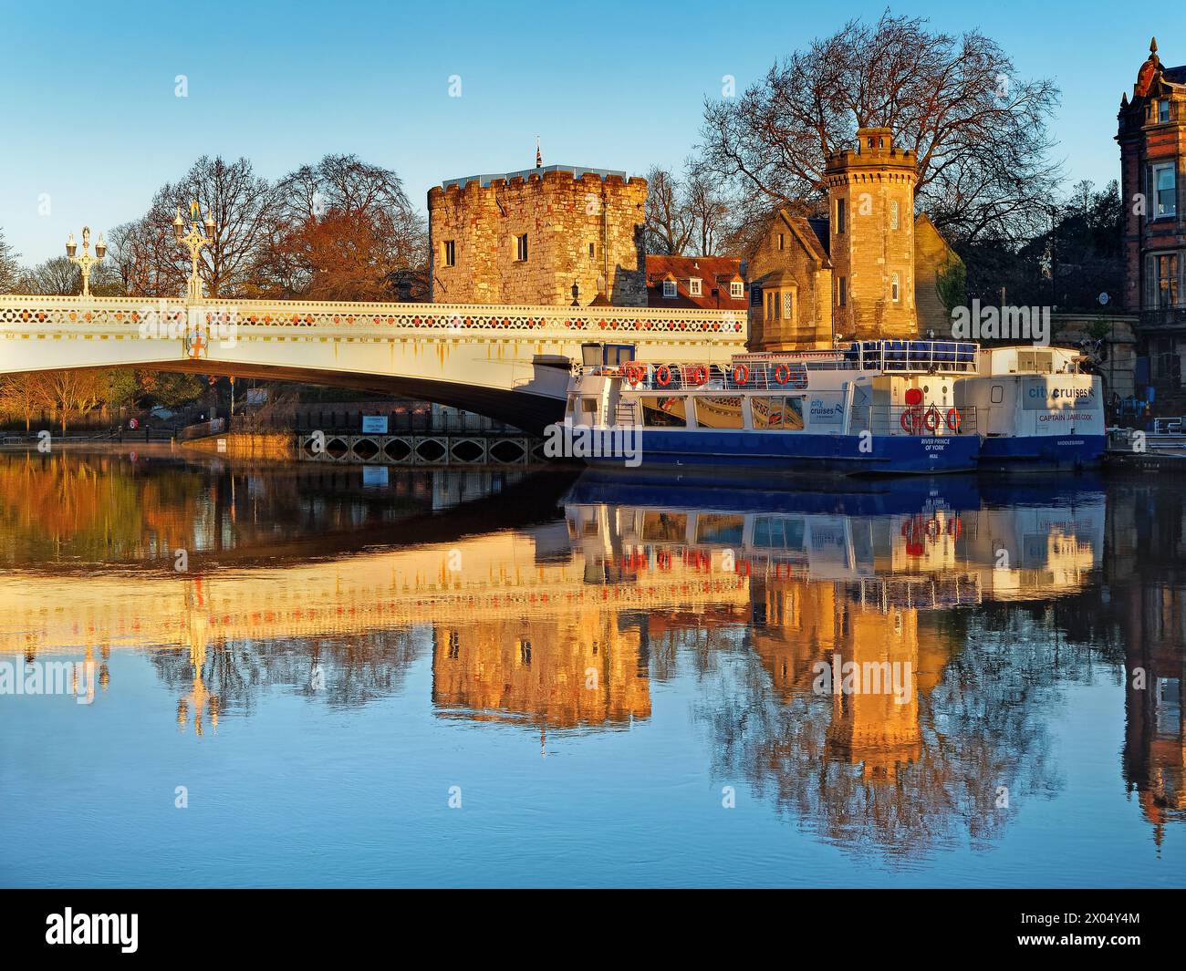 UK, North Yorkshire, York, Lendal Tower & Lendal Bridge neben dem Fluss Ouse. Stockfoto